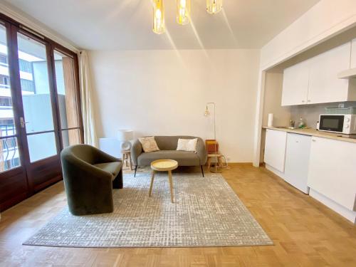 un salon avec un canapé et une table dans l'établissement Appartement cosy avec balcon, à Marseille