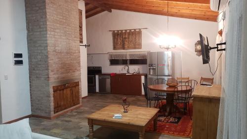 聖塔安娜的住宿－LA INESITA，厨房以及带桌子和桌布的用餐室。
