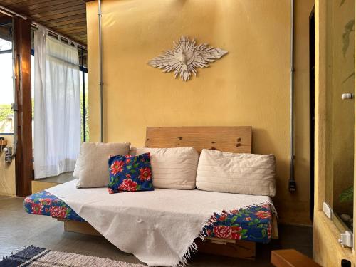 Giường trong phòng chung tại Casinha Limão Escondido