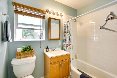 Koupelna v ubytování Pet-Friendly San Diego Home with Patio 5 Mi to Dtwn