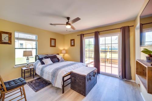 ein Schlafzimmer mit einem Bett und einem großen Fenster in der Unterkunft Barling Vacation Rental Fenced-In Yard with Hot Tub 