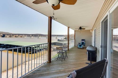 Balkón nebo terasa v ubytování Lakefront Ozark Condo with Spacious Balcony!