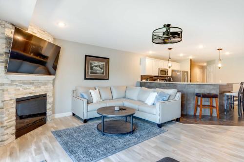 Posezení v ubytování Lakefront Ozark Condo with Spacious Balcony!