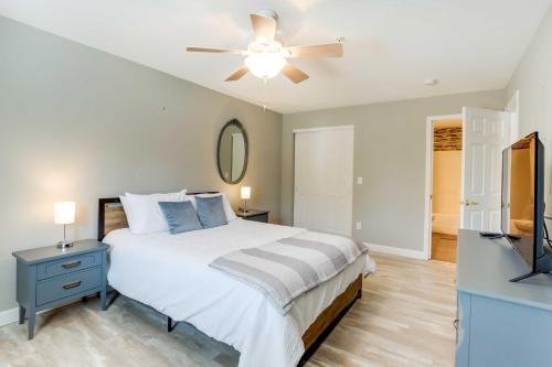 Postel nebo postele na pokoji v ubytování Lakefront Ozark Condo with Spacious Balcony!