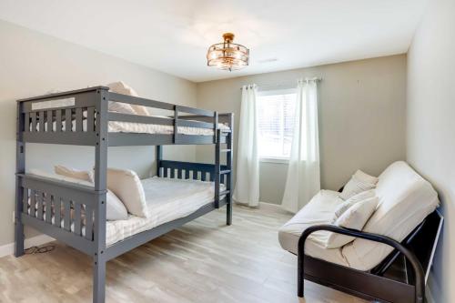 מיטה או מיטות קומותיים בחדר ב-Lakefront Ozark Condo with Spacious Balcony!