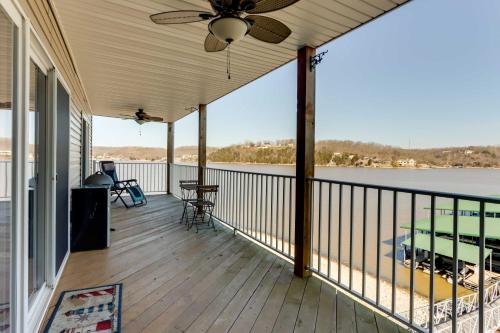 Balkón nebo terasa v ubytování Lakefront Ozark Condo with Spacious Balcony!