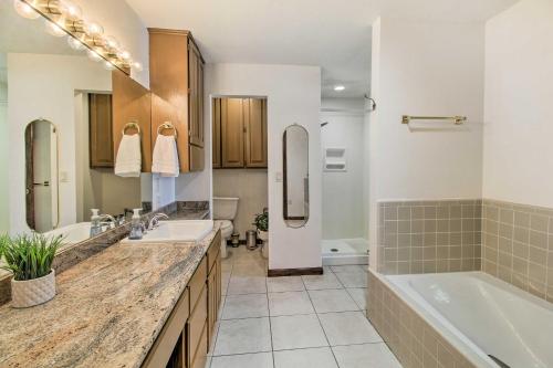 Un baño con dos lavabos y una bañera y un tubo. en Patio, Grill and Fire Pit Show Low Escape!, en Show Low