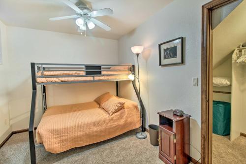 1 dormitorio con litera y ventilador de techo en Patio, Grill and Fire Pit Show Low Escape!, en Show Low