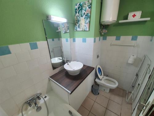een badkamer met een wastafel en een toilet bij Studio confortable in Sainte-Anne