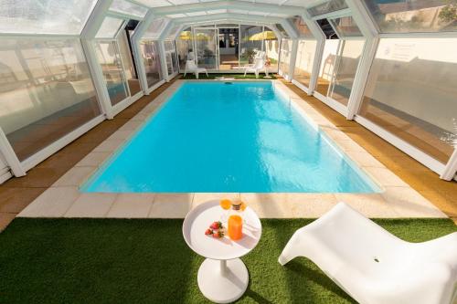 uma casa com piscina com mesa e cadeiras em 731 Costa Cabral Metro Residence no Porto
