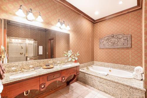 a bathroom with a tub and a large mirror at Stock Farm Inn in Hopland