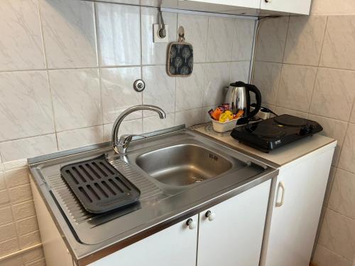 a kitchen sink with a grill next to it at Sunlight Apartments in Mostar