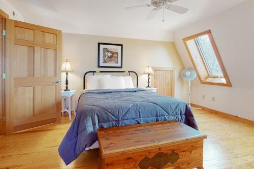 Schlafzimmer mit einem Bett, einem Fenster und einer Tür in der Unterkunft Eagle's Nest in Greenville