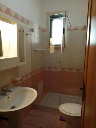 Bilik mandi di Lucia holiday home in Salento