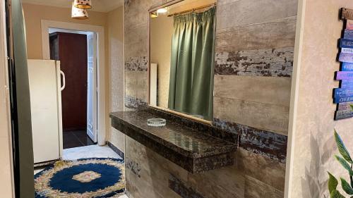 y baño con lavabo y espejo. en Fancy apartment close to airport fully furnished, en El Cairo