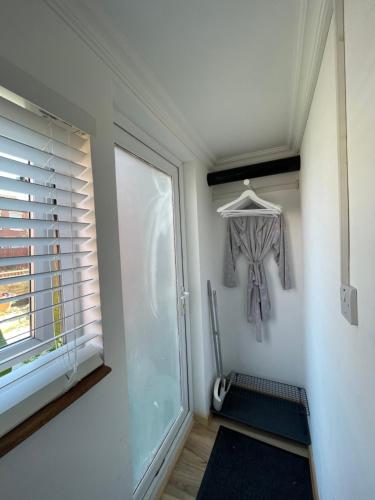 Cette chambre dispose d'une fenêtre et d'un placard avec une penderie. dans l'établissement Agnieszka Dabrowska, à Teversham