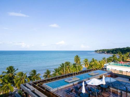 einem Luftblick auf ein Resort mit Pool und Meer in der Unterkunft Unity - Cabo Branco by Jess in João Pessoa