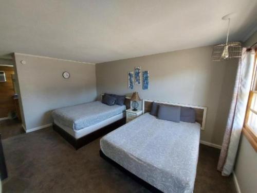 a hotel room with two beds in a room at Country Inn of Shelby in Avoca