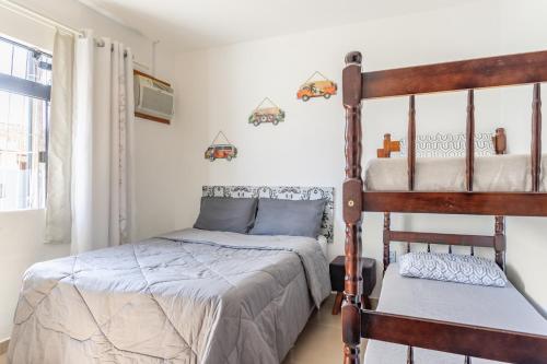 a bedroom with a bed and a bunk bed at Linda casa a 150m da praia e prox ao Beto Carrero in Penha