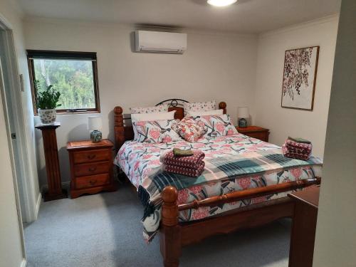 A bed or beds in a room at Frogmouth Hollow