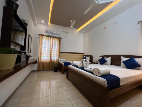 sypialnia z 2 łóżkami w pokoju w obiekcie Raja Residency w mieście Alāndurai