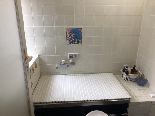 małą łazienkę z toaletą w pokoju w obiekcie Tomato House w mieście Funehiki