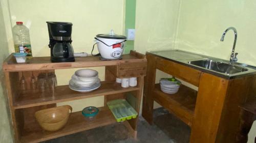 - une cuisine avec un évier et un comptoir dans l'établissement Casa Rural Aralia, à Fortuna