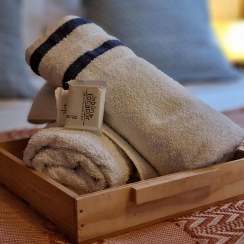 une boîte en bois avec une chaussette au-dessus dans l'établissement Casita Artemisa - Tiny House Romántica y Mágica, à Villa de Leyva