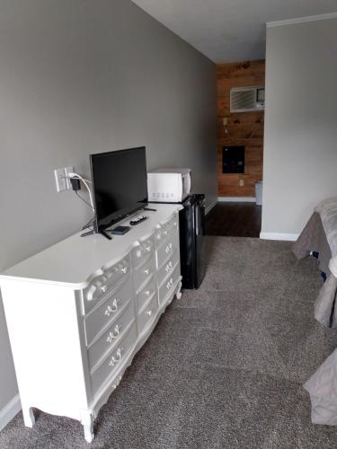 a bedroom with a dresser with a tv on it at Country Inn of Shelby in Avoca