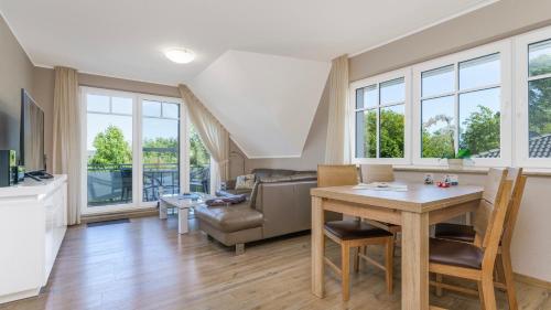 ein Wohnzimmer mit Tisch und Couch in der Unterkunft Käpt'n Kalle Ferienwohnungen in Zingst