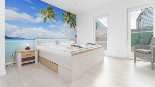 ein Schlafzimmer mit einem Bett mit Blick auf das Meer in der Unterkunft Käpt'n Kalle Ferienwohnungen in Zingst