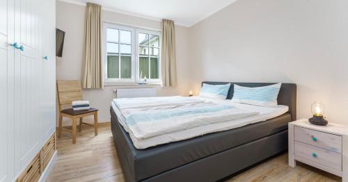 Ein Bett oder Betten in einem Zimmer der Unterkunft Käpt'n Kalle Ferienwohnungen
