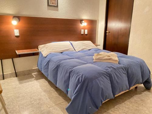 1 cama con edredón azul en una habitación en Apart Hotel Río Dulce en Termas de Río Hondo