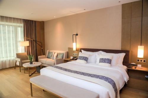 Un ou plusieurs lits dans un hébergement de l'établissement LIUZHOU PENGYI Hotel
