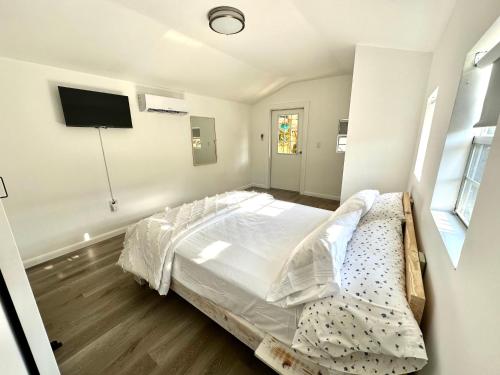 sypialnia z dużym łóżkiem i telewizorem z płaskim ekranem w obiekcie Beach guests house w Miami