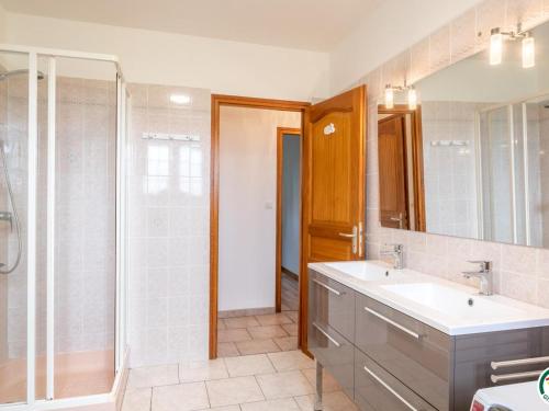 uma casa de banho com um lavatório e um chuveiro em Gîte Ernemont-Boutavent, 5 pièces, 7 personnes - FR-1-526-28 