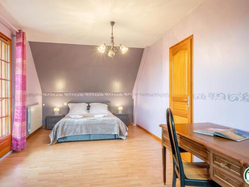 um quarto com uma cama e uma secretária e uma secretária. em Gîte Ernemont-Boutavent, 5 pièces, 7 personnes - FR-1-526-28 