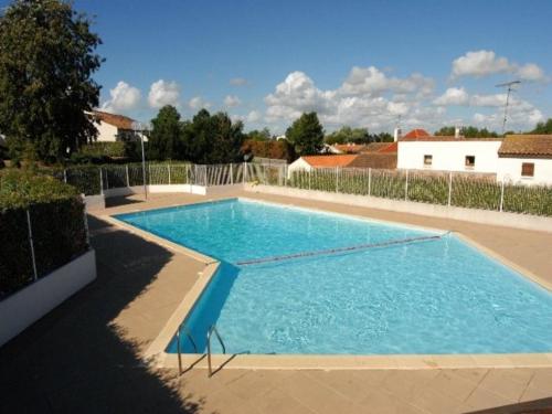 Bazén v ubytovaní Charmante maison avec mezzanine, terrasse et piscine, proche plage - 4 pers. - FR-1-540-167 alebo v jeho blízkosti