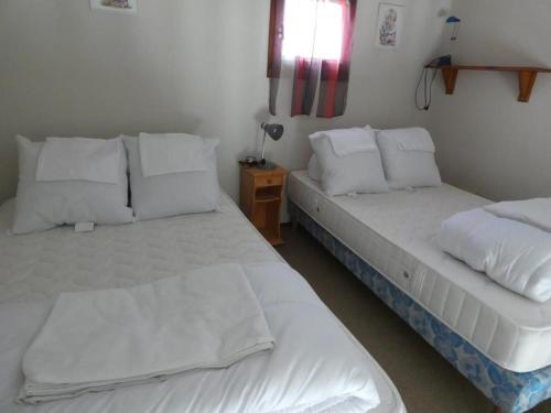 Posteľ alebo postele v izbe v ubytovaní Charmante maison avec mezzanine, terrasse et piscine, proche plage - 4 pers. - FR-1-540-167