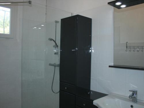 une salle de bain avec une douche, un lavabo et un miroir dans l'établissement Maison spacieuse à 400m de la plage - FR-1-22-222, à La Tranche-sur-Mer