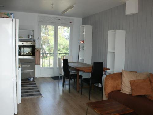 un salon avec une table et un canapé dans l'établissement Maison spacieuse à 400m de la plage - FR-1-22-222, à La Tranche-sur-Mer