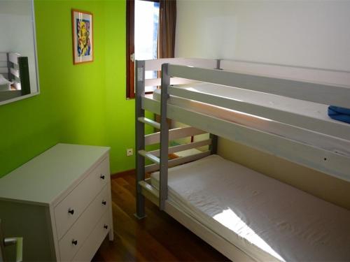 een slaapkamer met 2 stapelbedden in een kamer met groene muren bij Appartement Port Barcarès, 3 pièces, 4 personnes - FR-1-431-51 in Le Barcarès