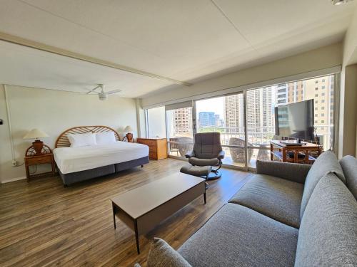 - un salon avec un lit et un canapé dans l'établissement Ilikai Tower 1340 Lagoon View 1BR, à Honolulu