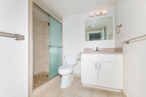 La salle de bains est pourvue de toilettes, d'une douche et d'un lavabo. dans l'établissement Ilikai Tower 1340 Lagoon View 1BR, à Honolulu