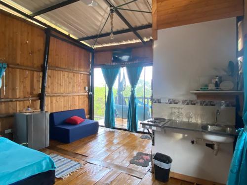 Nueva OlaにあるGLAMPING Y CABAÑAS EL MANÁのベッド1台と洗面台が備わる客室です。