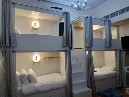 杜拜的住宿－Shared Room in Dubai - D Bunkers Camp，两张双层床,位于带灯的房间