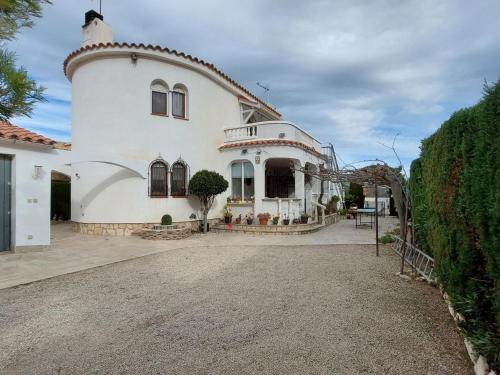 Fotografia z galérie ubytovania Villa en Bord de Mer avec Piscine Privée et Jardin à L'Ametlla de Mar, Costa Dorada - ES-221-1 v destinácii L'Ametlla de Mar