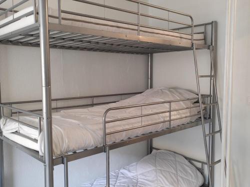 Posteľ alebo postele v izbe v ubytovaní Studio cosy 22m² rénové - 5 pers, pieds des pistes, commerces et télécabines à proximité - FR-1-689-119