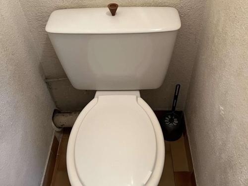 La salle de bains est pourvue de toilettes blanches et d'une cafetière à piston. dans l'établissement T2 cabine 6 pers, lave-linge, parking, 100m plage, animaux OK - FR-1-702-53, au Cap d'Agde