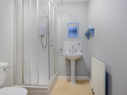 a bathroom with a shower and a sink at Willows Cottage - Uk42144 in North Somercotes